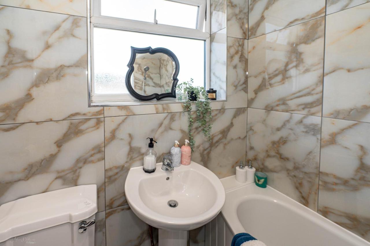 4 Bedrooms,2 Bathrooms House With Free Parking Plumstead  Ngoại thất bức ảnh