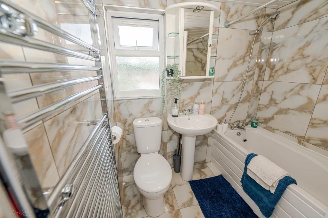4 Bedrooms,2 Bathrooms House With Free Parking Plumstead  Ngoại thất bức ảnh