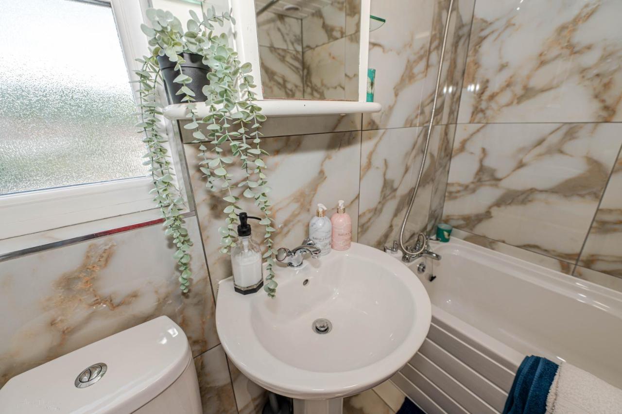 4 Bedrooms,2 Bathrooms House With Free Parking Plumstead  Ngoại thất bức ảnh