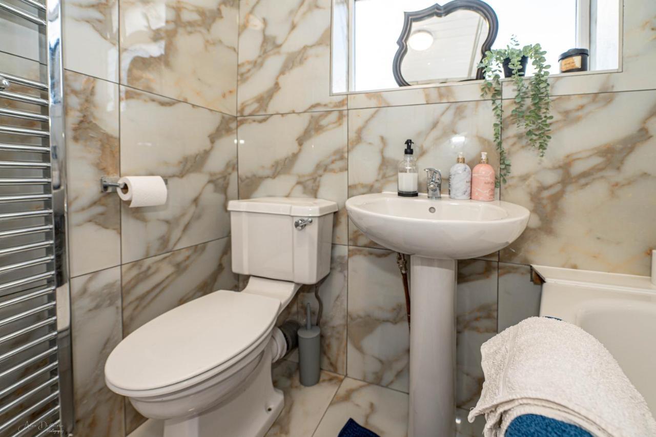 4 Bedrooms,2 Bathrooms House With Free Parking Plumstead  Ngoại thất bức ảnh