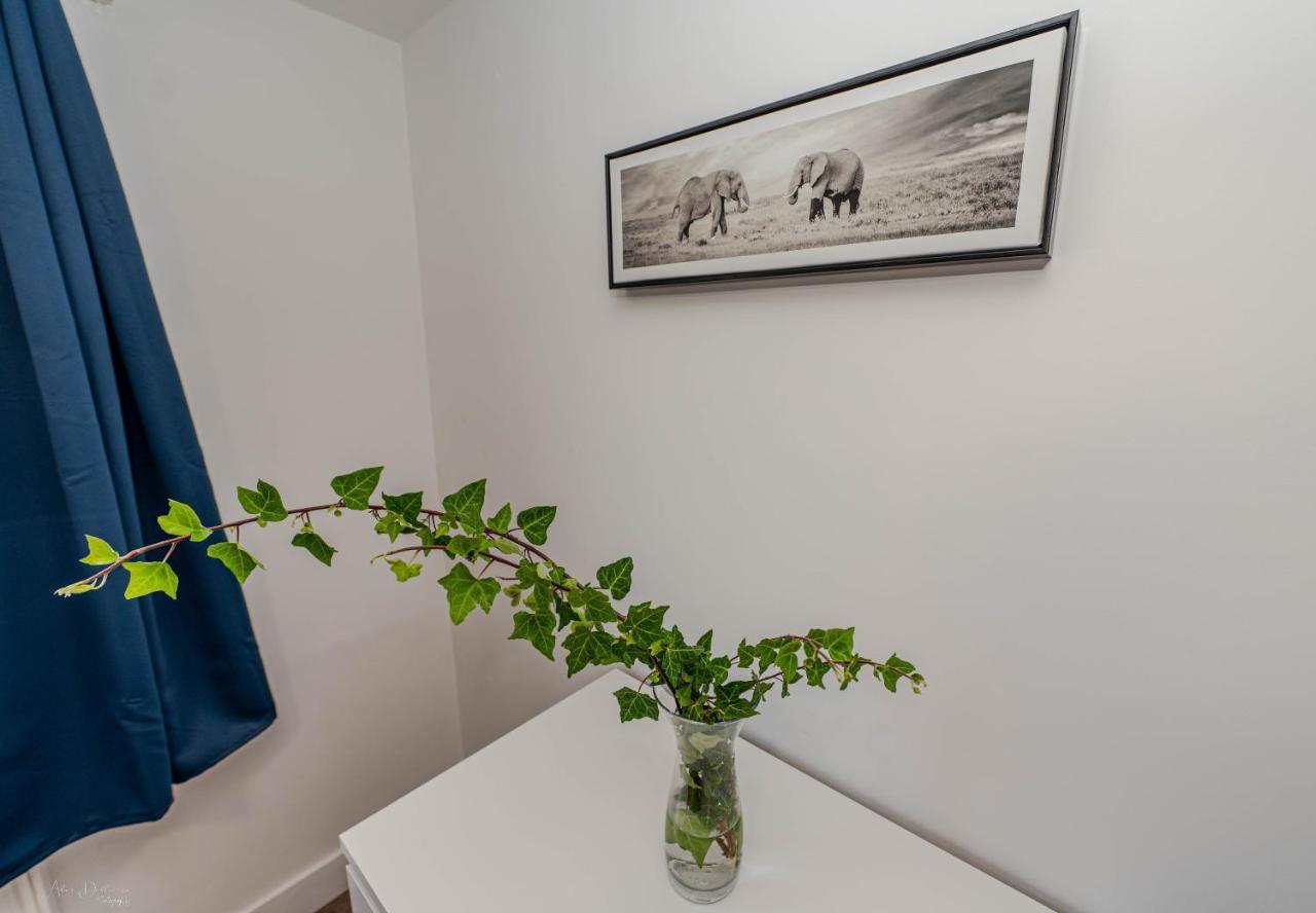 4 Bedrooms,2 Bathrooms House With Free Parking Plumstead  Ngoại thất bức ảnh