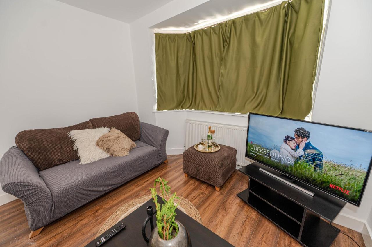 4 Bedrooms,2 Bathrooms House With Free Parking Plumstead  Ngoại thất bức ảnh