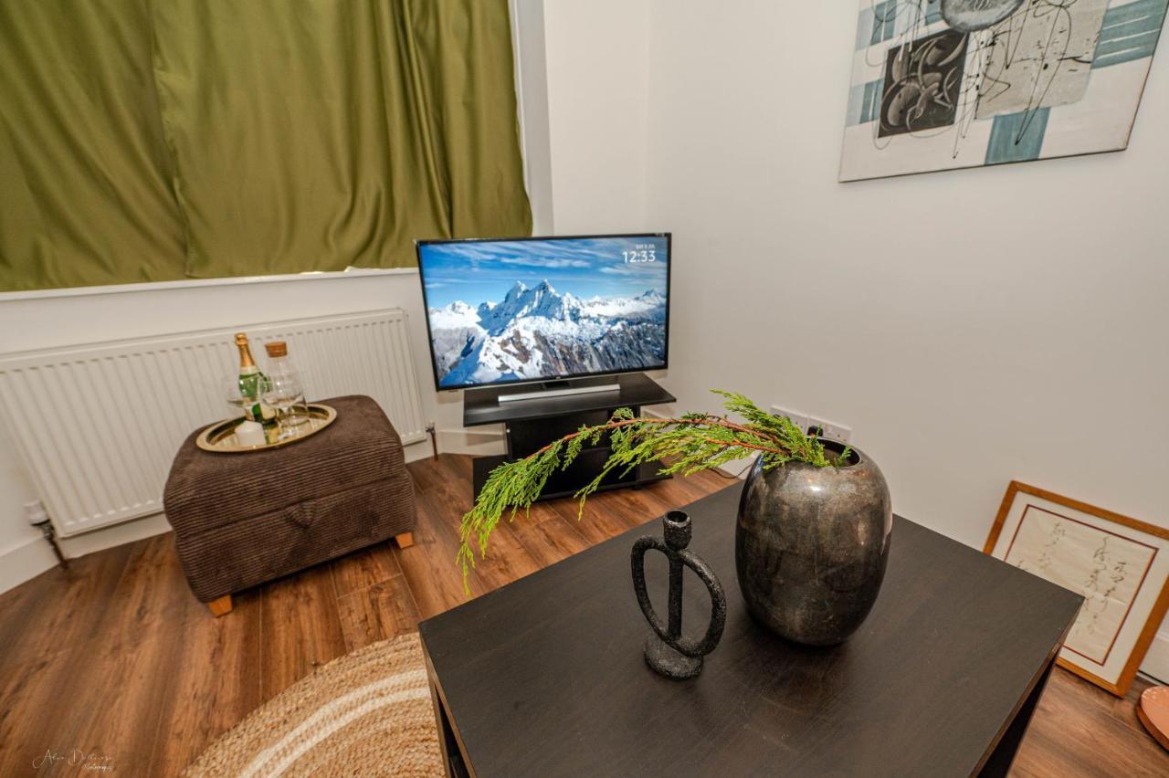 4 Bedrooms,2 Bathrooms House With Free Parking Plumstead  Ngoại thất bức ảnh